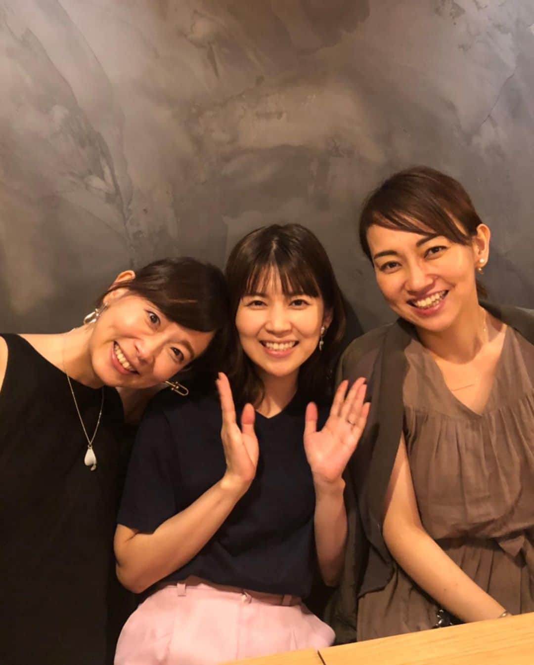 のインスタグラム：「松尾翠ちゃん第3子出産❤️ほんとにおめでとー😭  1枚目の写真は翠が夏に遊びに来た時。 この時も2人の子連れ東京母子妊婦遠征で翠先生すごすぎる！と思ったけど、ついに3人！今回は長女ちゃんが立ち会ったそうなほんと立派なお姉ちゃんになって😭  3人子育て想像を絶するけども、みーちゃんの肝っ玉かあちゃんぶりを見る限りきっと大丈夫であろう👌✨ 2枚目は秋に京都に遊びに行ったときの家族写真🤣祐一さんのパパっぷり(さっとオムツ替えたりご飯あげたりとか、いつもやってる自然な動作)にとても感動した記憶😂ほんとステキな家族や〜  福永家の益々のご繁栄をお祈りいたします🥰  #松尾翠#竹内友佳#ママアナ#福永祐一#出産#3人子育て#私も2人目の準備そろそろしないとあかん#しかし何をしたらいいのか忘れている」