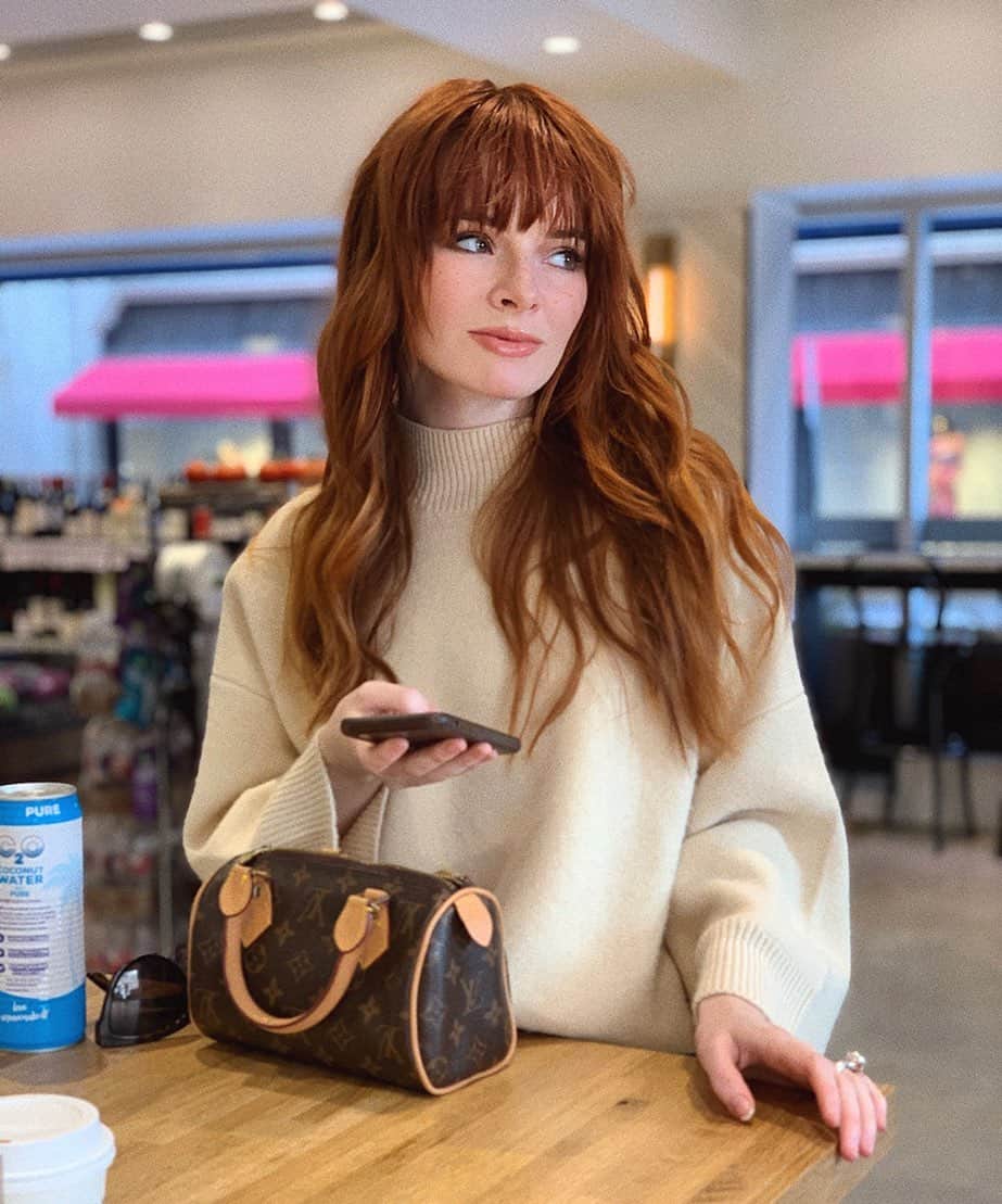 ジェーン・アルドリッジのインスタグラム：「I’m quitting caffeine as of today 😌 any one else been able to kick it? It’s been making my heartrate go through the roof lately! I stocked up on coconut water and dandelion coffee 🤷‍♀️」