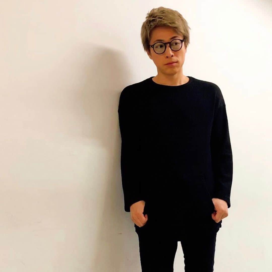 田村淳のインスタグラム：「前にポッケ付きの サーマルシャツ作ったよ^_^ 40歳を超えたあたりから 衣類に関しての考え方が ガラリと変わった… シンプルなモノで毎日同じモノを 制服のように着たい。 衣類に関しては選ぶという作業を 極力減らしたい！ と言う思いで作りました。  三色展開…グレー、白、黒  BASE atsushimeganeにて発売中」
