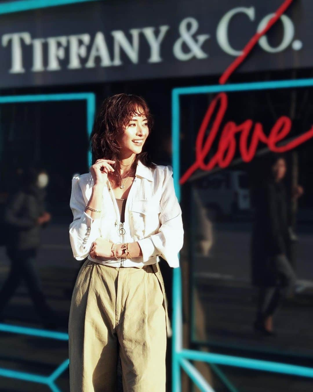 Yoshiko Kris-Webb クリス-ウェブ佳子さんのインスタグラム写真 - (Yoshiko Kris-Webb クリス-ウェブ佳子Instagram)「@tiffanyandco unleashes my inner sparkle.  自由奔放な“TOO MUCH”が不思議と様になったドレスアップごっこ。大人になった今だからこそ、あの頃の感覚に素直に従ってみたくて。TIFFANY銀座本店で大人のドレスアップごっこをしてみたら、やっぱり楽しく、そして最高に素敵でした。  女優ミラーのように明るく顔を照らしてくれるのは#TiffanyT ダイヤモンド＆マザーオブパールのサークルペンダント。微笑みのような曲線のスマイルペンダントは鎖骨の間にセットイン。そして迷いのない信念を象徴するような強さを秘めたブラックオニキスのネックレスを遊びでプラス。完璧な“TOO MUCH”の完成です。  TIFFANYの輝きは私の内なる輝きを解き放ってくれる。そんな感じです。  20世紀を代表するジュエリーアーティスト #ジャンシュランバージェ 氏のアーカイブコレクションが集められたTIFFANY銀座本店2階で#JeanSchlumberger の有名な16ストーンリングと#TiffanyVictoria のオルタネーティングリングにうっとり。せっかくだからとおすすめされたのは、一段と眩い輝きを放っていた#TiffanyPaperFlowers ダイヤモンド＆タンザナイトのオープンフラワーリング。ファイナルタッチとして右手の人差し指にすべらせたらローブコートのブルーにピッタリ。お店からの計算されたサプライズでした。  Thank you #TiffanyPartner」1月24日 9時04分 - tokyodame