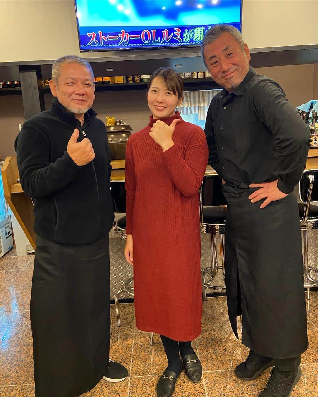 石山千晶さんのインスタグラム写真 - (石山千晶Instagram)「アグーしゃぶしゃぶ みるく つくば店様にお邪魔しました✨ 男子プロゴルファー、長谷川雄一プロと、プロミュージシャン、ボギーケニーさんの異色のお二人が経営されているしゃぶしゃぶ屋さんです！  ボギーさんの生ライブを拝見しましたが迫力があって、美味しいしゃぶしゃぶをいただきながら、素敵な演奏、歌声も聞けて、幸せなひと時でした…！ お肉は柔らかく、旨味が強いので、とっても美味しい💓 お出汁も絶品なので、締めの雑炊までぺろりといただいちゃいました🤣  私のサインも置いていただいたので、是非みなさま足を運んでいただけると嬉しいです😆  ごちそうさまでした😊  #アグーしゃぶしゃぶみるくつくば店 #生ライブ #ボギーさん #長谷川プロ」1月24日 9時04分 - chiaki_ishiyama0428