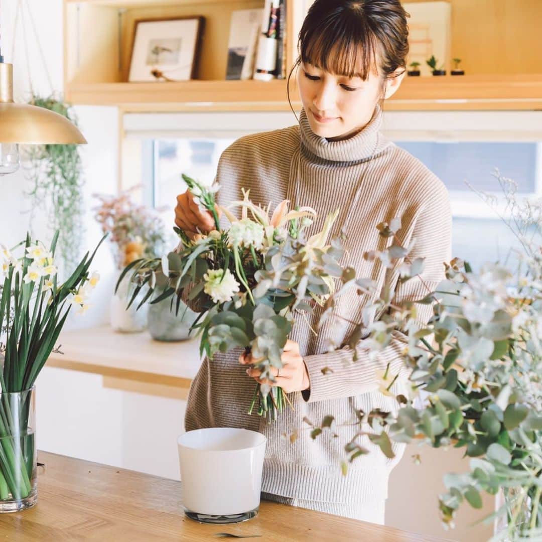 前田有紀さんのインスタグラム写真 - (前田有紀Instagram)「「花がくれたワクワクする世界を花で届けたい！」 そんな思いに丁寧に耳を傾けてくれました。オーガニックコスメブランドdo organicのウェブサイトで受けたインタビューが公開されました。 do organicをイメージしたアレンジをとのことで、咲き方が可愛いアマリリスと優しく寄り添うイメージでお花をご用意しました。 ぜひご覧ください！  https://www.do-organic.com/lounge/3396/ . . hair make: 萩原緑さん　@mii0918  #doorganic」1月24日 8時56分 - yukimaeda0117