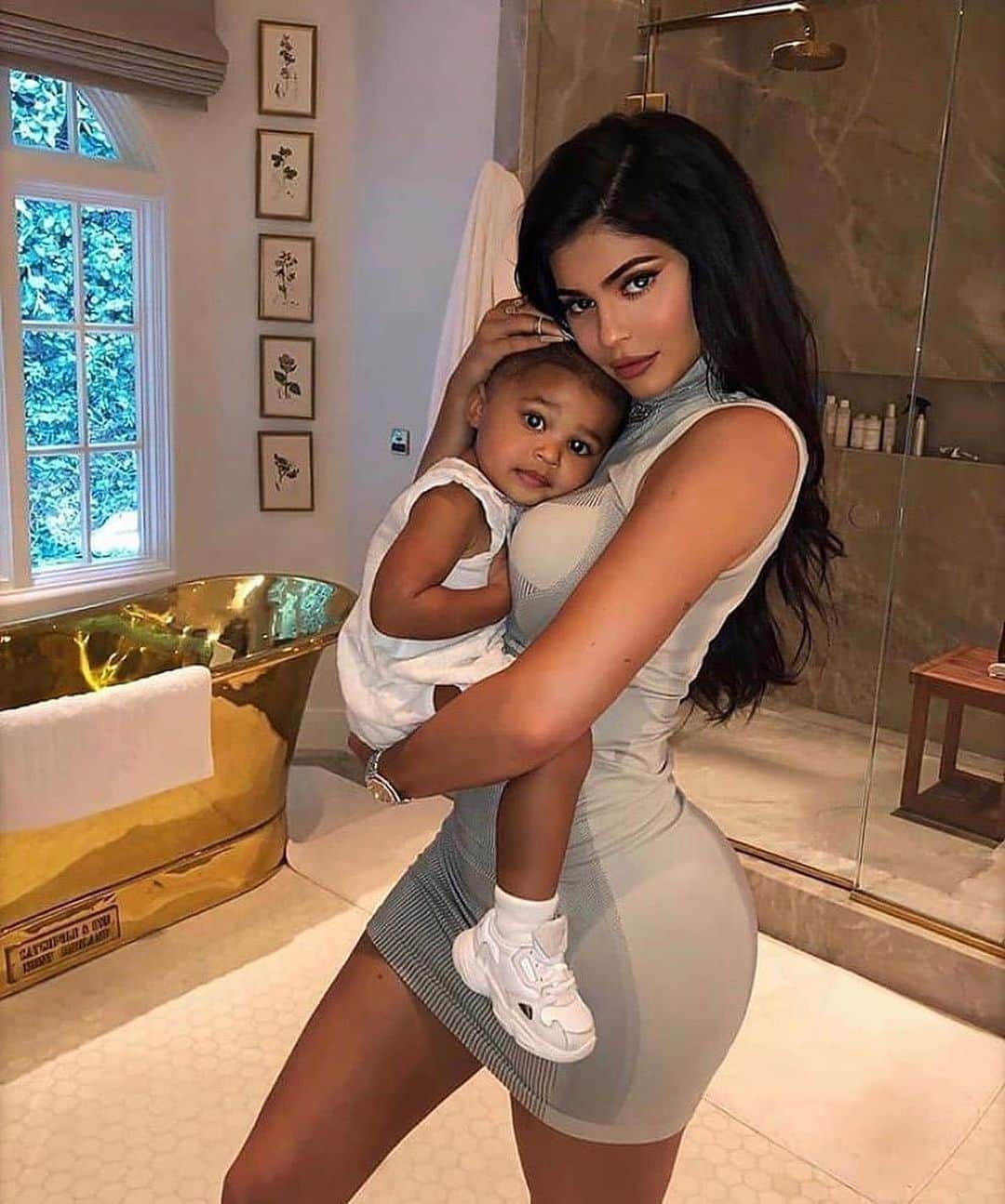 BeStylishのインスタグラム：「Kylie Jenner & her baby are so adorable 😍❤️🥺 absolute goals! 🥰 _ . Credit: @kyliejenner  _ #bestylish #cute #kyliejenner #cutebaby #stormijenner #kyliecosmetics #babyfever #motherbaby #family #goals」