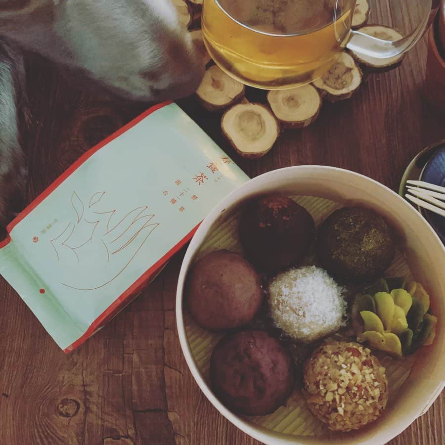 宮前真樹さんのインスタグラム写真 - (宮前真樹Instagram)「#お茶タイム 嬉しいプレゼントを頂きました♡ 気になっていてたタケノとおはぎ コロンと可愛いサイズだけど 結構どっしり食べ応えあり美味しい。  お茶はゆかりちゃんに教えて貰った @yukari_matsuura_  料理家青山友紀さんの寿養茶 陰陽五行のバランスにこだわり 21種の野草がブレンドされていて 焙煎法にもこだわっているそうで 苦味や癖は全くなくて まろやかな香ばしさでスルスル飲めるお茶。 珈琲飲み過ぎ！と思ったら ノンカフェのこのお茶にします。 #タケノとおはぎ  #寿養茶  #ノンカフェイン  美味しいものに恵まれている人生 幸せ者でござる。」1月24日 9時09分 - miyamaemaki0116