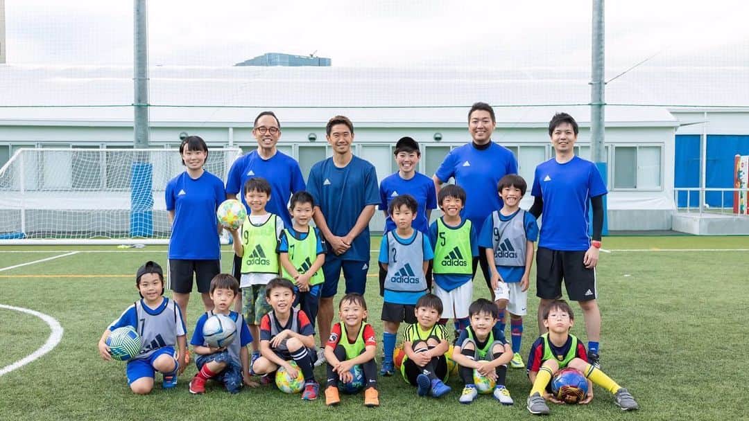 香川真司さんのインスタグラム写真 - (香川真司Instagram)「高濱先生と、教育について色々な話をして、スポーツをより身近にそして、次世代の子供達へ　夢中力・工夫力・表現力を身につけてほしいと『Hanaspo』 を立ち上げました。 ぜひ数多くの子供達に体験してほしいです👍 #hanaspo  @hanaspo.hanamarugroup.sports  @udnsports」1月24日 9時10分 - sk23.10