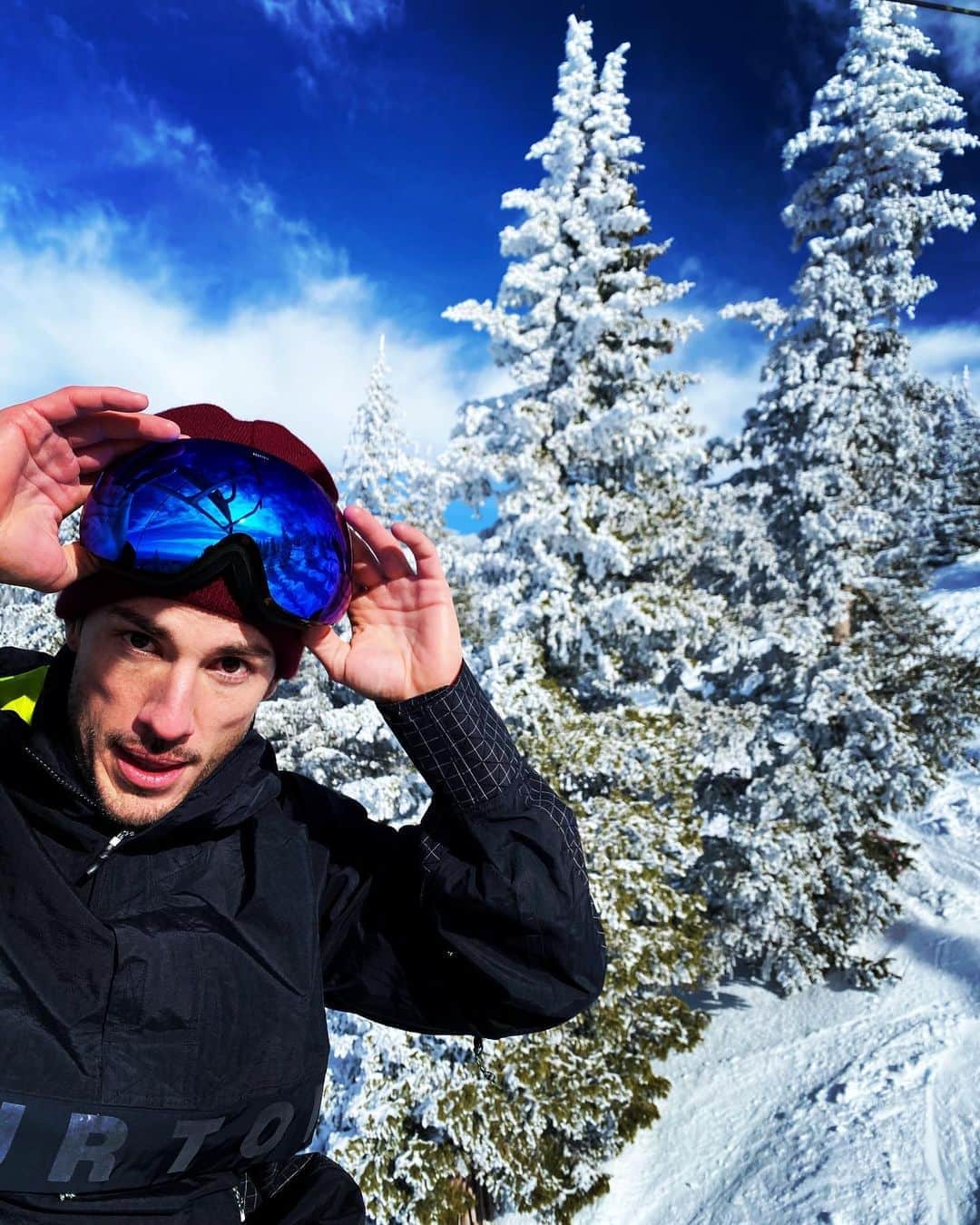 マイケル・トレヴィーノのインスタグラム：「This was my first time snowboarding in New Mexico. I slept on this mountain for far too long... got here in 35 mins from home!  Serves me right. Incredible day.  Will be back ASAP . . . For those that have asked.. No GoPro on the video, that’s just the wide angle lens on iPhone. It works really well if you don’t drop it.」