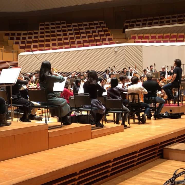 飯森範親のインスタグラム：「R・シュトラウス作曲「家庭交響曲」のラストの感動的な家族愛のシーン‼️ 東京交響楽団定期演奏会は明日25日、サントリーホール18時開演です‼️」