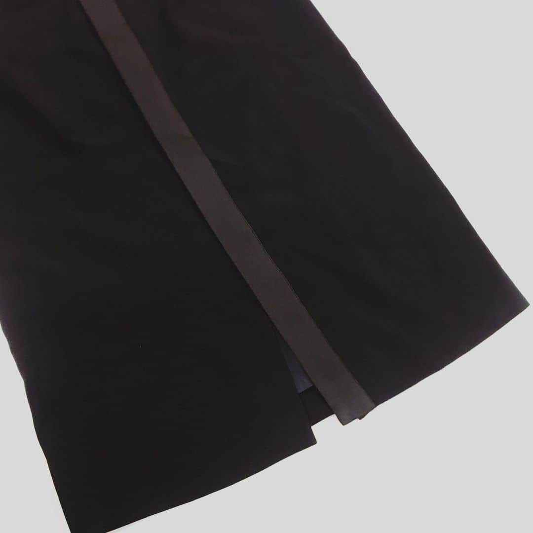 LEEさんのインスタグラム写真 - (LEEInstagram)「スタイリスト福田麻琴さん @makoto087 と「アルディー ノアール」 @hardynoir.jp コラボのフォーマル服がもうすぐ発売に！ ・ LEE最新号「卒入園・入学に最適なフォーマル服」という特集でも紹介した、大注目のコラボ服。２月６日発売予定で、昨日ブランドサイトで予約受付開始になったそう。 我が家も子どもの小学校入学が来年なので、そろそろ準備せねば…と、撮影時に試着させてもらっちゃいました！ ・ 誌面では上下ワンセットしか紹介できませんでしたが、実はトップス・ボトムそれぞれ2種類を、単品でも、好きな組み合わせでも買えるセットアップ。 実際に卒入園・入学シーンを経験したスタイリスト福田さんならではの、こだわりとおしゃれ心がリアルに反映されたデザインで、どのコンビで着るか迷っちゃうほど✨ ・ トップスは、ウエストがペプラム切り替えのフェミニンなブラウスと、細レザーベルト付きできちんと感もスタイルアップもばっちりのプルオーバーの2タイプ。 ボトムは、着回し力抜群のとろみパンツと、センターのスリット上が異素材切り替えになった技ありデザインのひざ下スカート（写真2枚目）の2タイプ。 ・ 個人的に特に気になったのは、しばらく「今の私には甘いかな？」と着ていなかったペプラムのブラウス（写真１枚目） 意外に凛と、かつどこかモードに着られて、最近普段は着ていないテイストだからこそ、その特別感がこれから増えるであろうフォーマルシーンに最適！と✨ ・ どれも黒に近い濃紺なので、学校行事にも、デイリーへの着回しにも、活躍間違いなし！ 新年度、仕事はじめの新調服にもぴったりですね。 ・ 気になる方は、早めに予約orお店へチェックしに行くのが良さそうです❣️ https://baycrews.jp/feature/detail/763  #福田麻琴 さん× #アルディーノアール #lee編集部のお買い物  #magazinelee #leeweb」1月24日 9時38分 - magazinelee