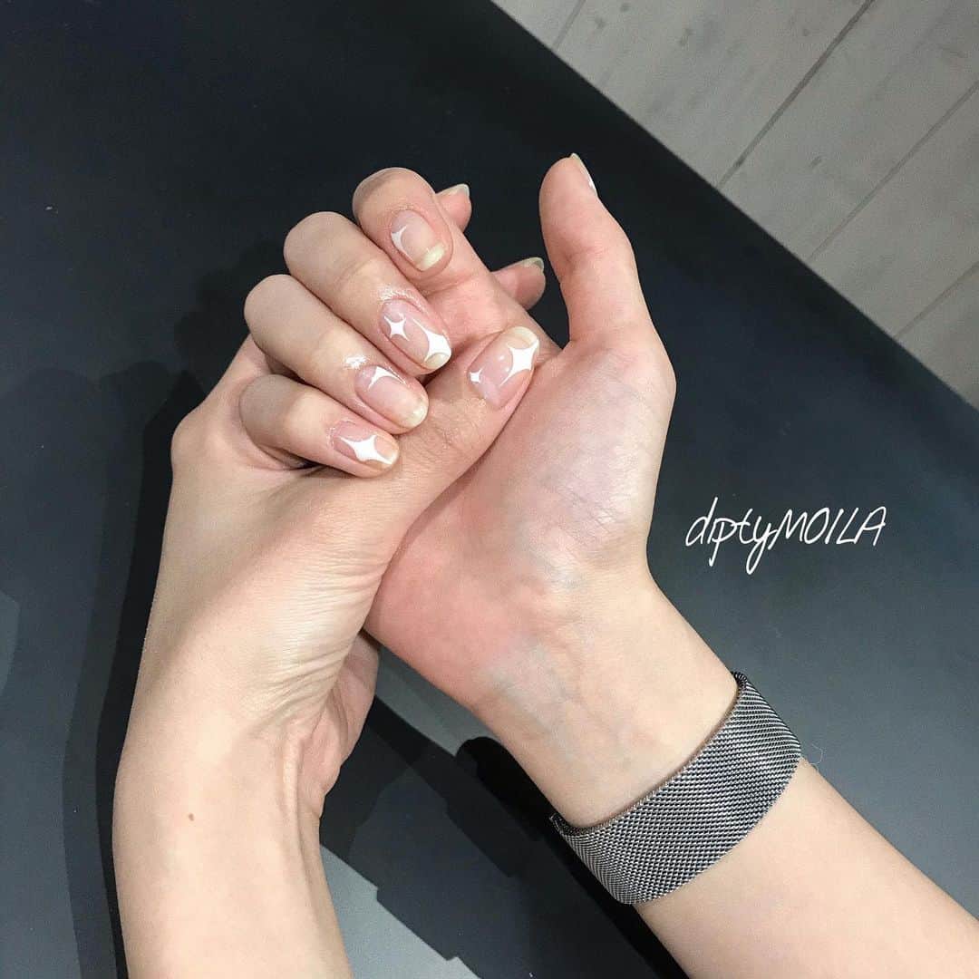 diptyMOILA diptyMOILA のインスタグラム：「💅✨✨✨✨✨✨✨✨ * インスタグラマー @joniharu__ ちゃん2020年の一発目ネイル♡ なんて可愛いんでしょうか....🥺🥺🥺🥺 可愛すぎてため息出ちゃう🥺❤️ * 暖冬の今年は重いカラーから軽いネイルへとのシフトチェンジが例年より早く来てます🙆‍♀️ * diptyMOILA のネイルはしっかりケアをしてフォルムを整えるので一味違った仕上がりになります😌 * #diptyMOILA_2019awnail #diptyMOILA  #diptyMOILA_spot #nail #nails #心斎橋ネイルサロン #大阪ネイルサロン #ネイル」