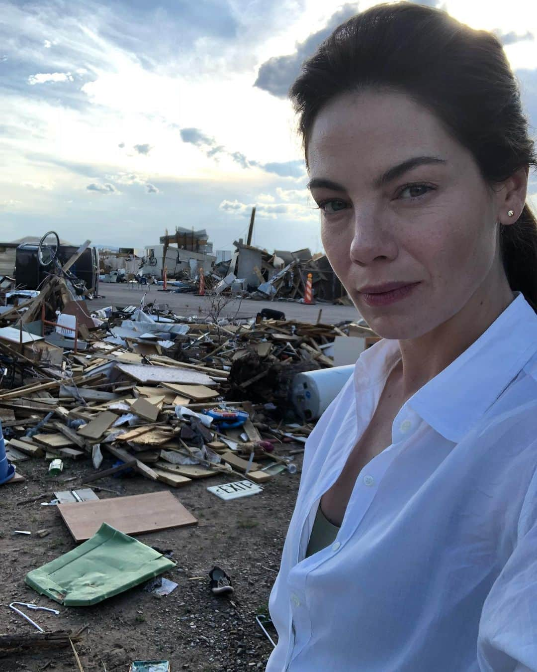 ミシェル・モナハンさんのインスタグラム写真 - (ミシェル・モナハンInstagram)「Here’s a few #bts shots from #Messiah. The tornado set in Dilley, Texas was truly remarkable as were our extras. Mad props to our extraordinary, incomparable production designer CeCe Destefano and our crew for the construction/deconstruction. Nailed it! ❤️#MessiahNetflix #tbt」1月24日 9時56分 - michellemonaghan