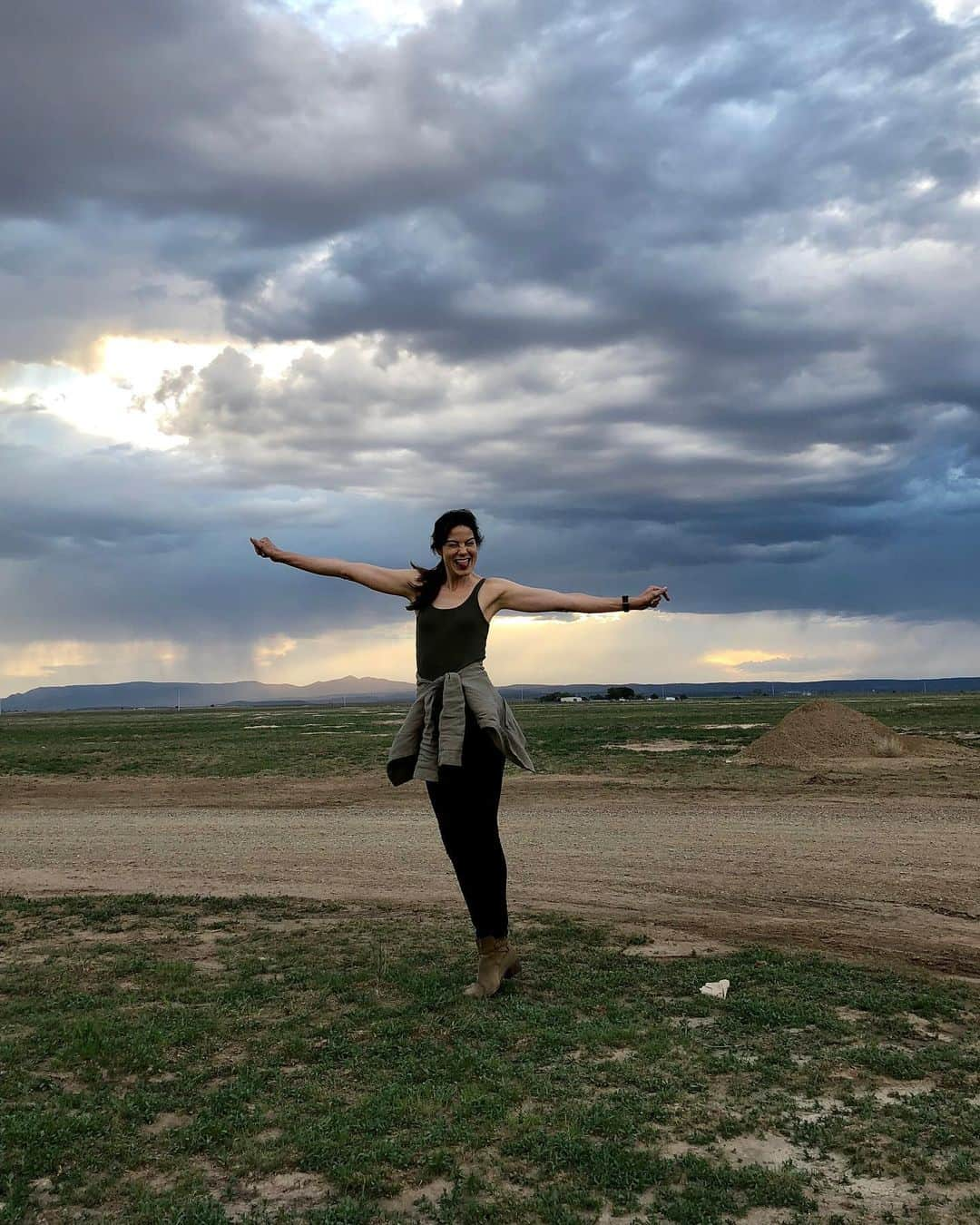 ミシェル・モナハンさんのインスタグラム写真 - (ミシェル・モナハンInstagram)「Here’s a few #bts shots from #Messiah. The tornado set in Dilley, Texas was truly remarkable as were our extras. Mad props to our extraordinary, incomparable production designer CeCe Destefano and our crew for the construction/deconstruction. Nailed it! ❤️#MessiahNetflix #tbt」1月24日 9時56分 - michellemonaghan