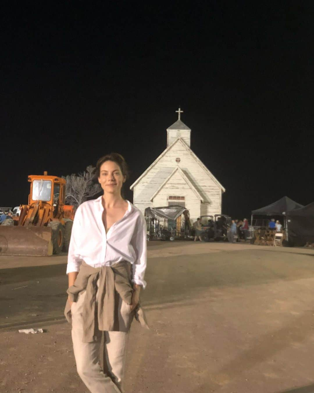 ミシェル・モナハンさんのインスタグラム写真 - (ミシェル・モナハンInstagram)「Here’s a few #bts shots from #Messiah. The tornado set in Dilley, Texas was truly remarkable as were our extras. Mad props to our extraordinary, incomparable production designer CeCe Destefano and our crew for the construction/deconstruction. Nailed it! ❤️#MessiahNetflix #tbt」1月24日 9時56分 - michellemonaghan