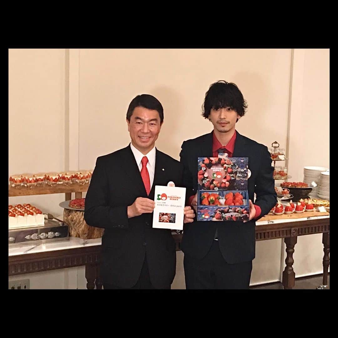 黒羽麻璃央さんのインスタグラム写真 - (黒羽麻璃央Instagram)「宮城県知事の村井知事と札幌にお邪魔しておりました。『にこにこベリー』是非皆さまにも食べていただきたいです。  そしてそして1月30日21時〜 『秘密のケンミンSHOW』に出演させていただきます。もちろん宮城県民です。嬉しかったなぁ〜よろしくお願い致します!」1月24日 9時53分 - mario_kuroba