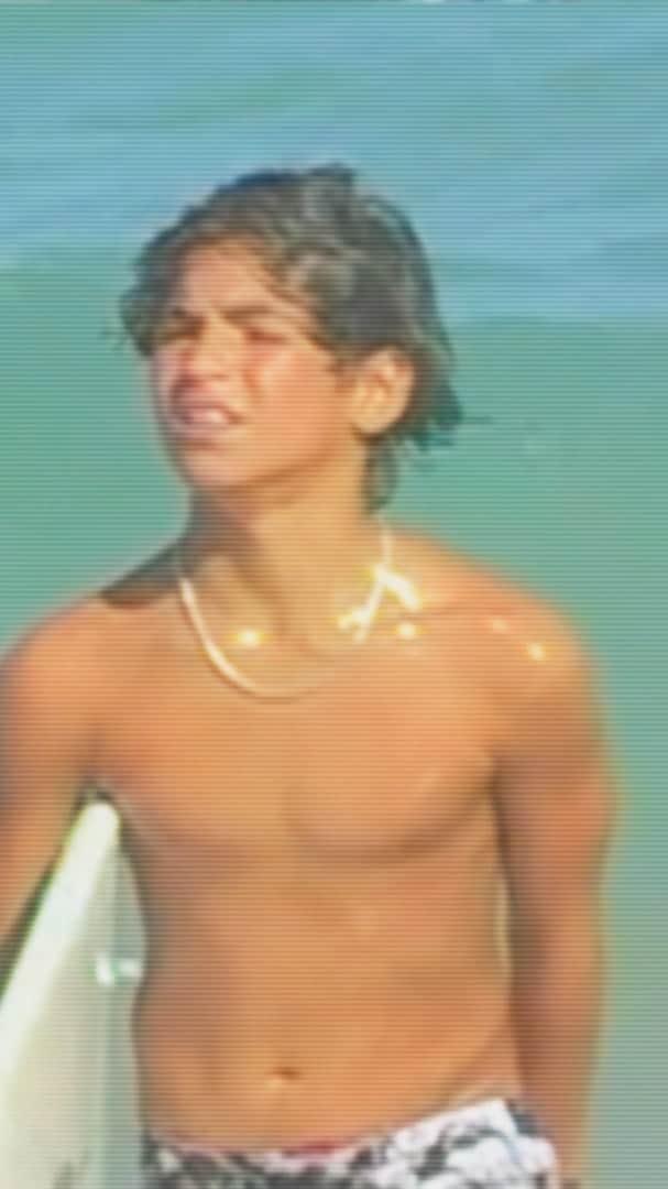 ガブリエル・メディーナのインスタグラム：「Conheci o surfe aos 7 anos de idade. Assim que subi na prancha, veio o sonho: ser campeão mundial. . De lá pra cá, passei a maior parte da minha vida dentro d’agua atrás do maior objetivo da minha vida. Mas nunca foi fácil. . Todos conhecem o Gabriel Medina de hoje, mas poucos sabem das coisas que passei pra chegar até aqui. Consegui realizar meu sonho, e agora to muito feliz de poder compartilhar com vocês minha história e trajetória de vida! . Dia 31/01 no @globoplay ! . Um filme de @hdanielstudio .  #GabrielMedinaNoGloboPlay」