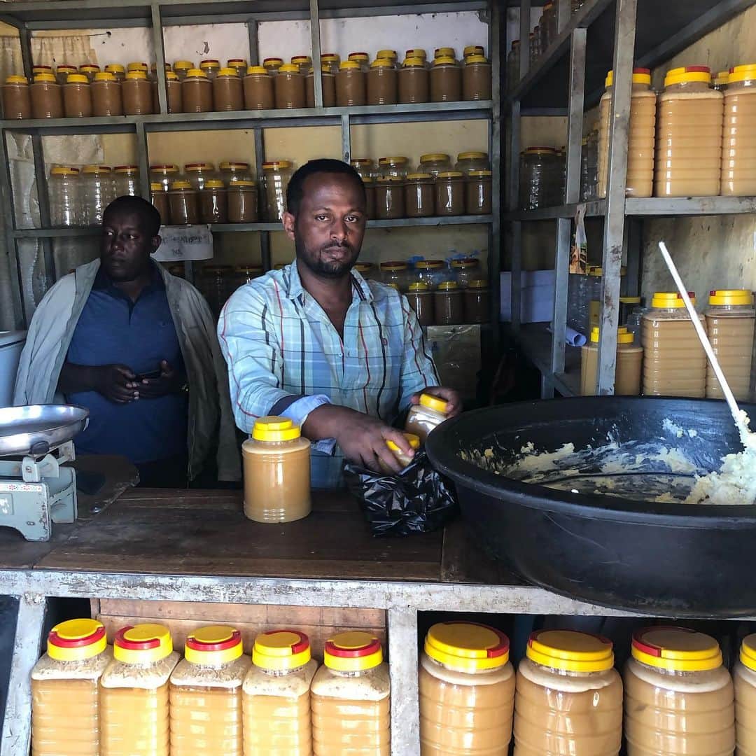 新井敏記さんのインスタグラム写真 - (新井敏記Instagram)「エチオピアのジンバの森で取ったアフリカ蜜蜂の蜂蜜は見事な地産地消。ユーカリの高木に縄で編んだ筒状の巣箱を置いて採取。濃厚な味はえぐみもなく最高です。もちろん殺菌などしていません。#coyote_magazine」1月24日 9時59分 - arai_toshinori