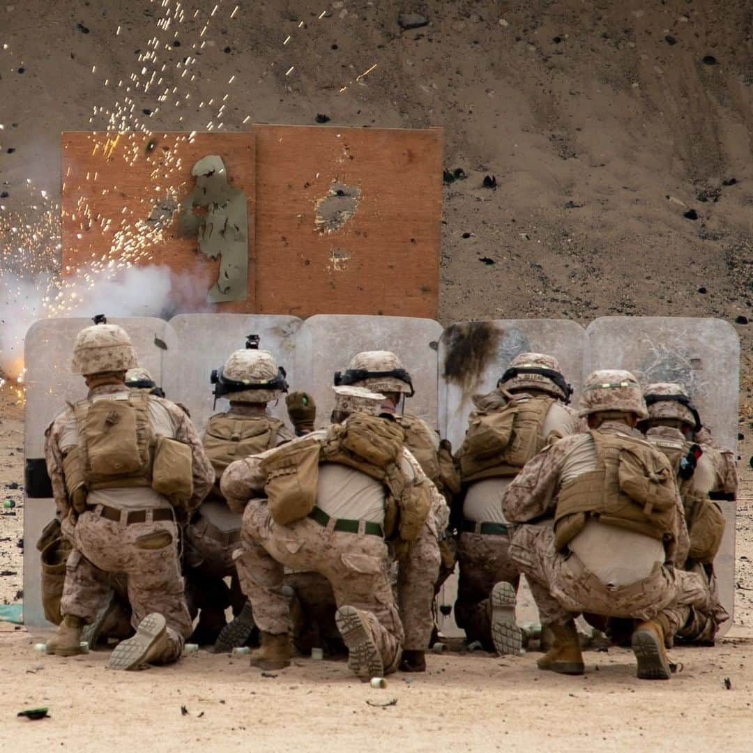 アメリカ海兵隊さんのインスタグラム写真 - (アメリカ海兵隊Instagram)「Non-lethal, but effective  Marines with 2nd Battalion, 7th Marines, assigned to Special Purpose Marine Air-Ground Task Forces, Crisis Response 19.2, take cover while throwing non-lethal grenades during a training exercise. (U.S. Marine Corps photo by Sgt. Robert G. Gavaldon)  #Military #Marines #USMC #Grenade #Training」1月24日 10時00分 - marines