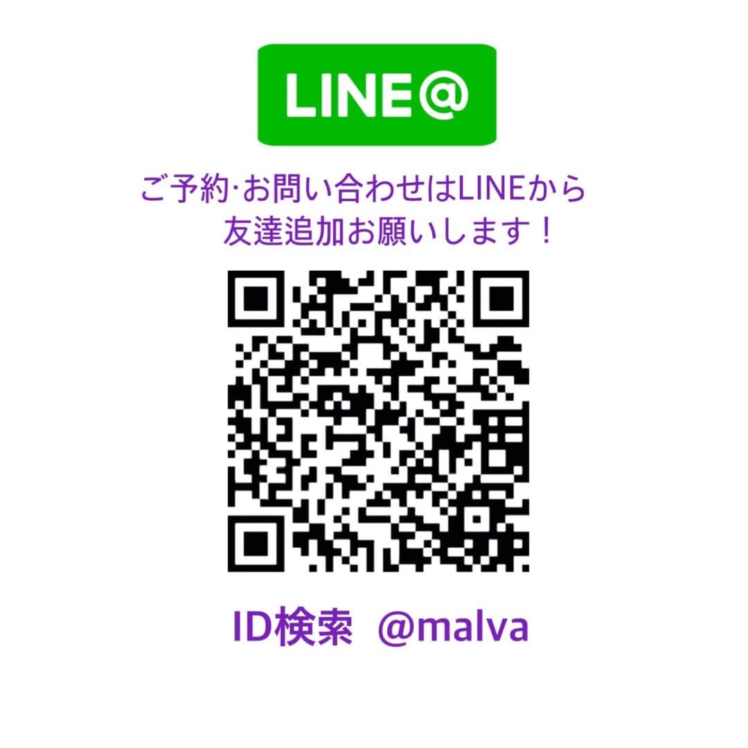 nailsalon malva（ネイルサロンマルヴァ）さんのインスタグラム写真 - (nailsalon malva（ネイルサロンマルヴァ）Instagram)「乾燥しがちなこの時期におすすめ‼︎⠀ ⠀ 《SAMPAR フレンチリップオイル》⠀ サロンでもお客様に大好評のリップオイル美容液💓⠀ 可愛いしいい匂いだし効果あるので本物志向のmalvaのお客様にはぴったりのお品です🥺⠀ ⠀ ⠀ ⠀ 自分用にもう1本、お友達へのプチギフトにも最適です🎁⠀ 初めて知った方はぜひチェックしていただきたいです✨ .⠀ こちらの商品は妊娠されてる方もご使用可能です🙆‍♀️⠀ そしてこちら全て調香師による拘りの香りがして1本1本いい香り✨⠀ .⠀ ⠀ まず薄い緑のが、⠀ .⠀ ☆ Cactus カクタス⠀ ⠀ ボリュームアップ. ミントの香り⠀ .⠀ 《唇をぷっくりさせたい方にオススメ💋》⠀ サボテン＆トウガラシ果実の⠀ リッププランパーでボリュームアップ 【製品の特長】⠀ スースーとした清涼感と、ぷっくり唇にできるボリュームアップ⤴️⠀ サボテンエキスがうるおいをキープ、⠀ マスティハの木から100gほどしか取れない希少オイルを配合 【主な成分】⠀ ・サボテン・ミント・ショウガ・トウガラシ果実⠀ ・アボカド⠀ (浸透力が高く、うるおいと輝きを与えます)⠀ ・ダイズ⠀ (保湿、整肌、保護)⠀ ・ククイナッツ⠀ (保湿、再生、鎮静) .⠀ ⠀ その薄いピンクのが、⠀ .⠀ ☆ Rosehip. ローズヒップ⠀ ⠀ 乾燥／ヒビ割れ. ローズの香り⠀ .⠀ 《乾燥が1番気になる方にオススメ💋》⠀ 植物オイルの保湿ヴェールが⠀ 唇の乾燥・ヒビ割れをケアしてプロテクト 【製品の特長】⠀ ほんのり薄いピンクと香りの良さに癒されます✨⠀ ・豊富な栄養を含んだ植物オイルを厳選して配合。⠀ ・続くうるおいと唇を保護するヴェールの働き。 【主な成分】 ・ローズヒップ オイル （栄養とビタミンを豊富に含み、潤いを与えます） ・ダマスクローズ オイル （香りの女王。保湿と抗菌を同時に叶えます） ・メドウフォームオイル （薄いヴェールを形成し、水分の蒸発を防ぎます） ・ホホバ オイル （唇に天然の膜を作り、保湿し保護します） ・オリーブオイル・ヒマワリオイル・アルガンオイル⠀ .⠀ そして赤いのが、⠀ .⠀ ☆ Hibiscus. ハイビスカス⠀ じんわりとしたハイビスカスの天然の色がほんのりと唇を彩ります☺️⠀ ゴワつき／縦じわ. ハイビスカスの香り⠀ .⠀ 《唇のシワが1番気になる方にオススメ💋》⠀ 代謝に働きかけて若々しさをキープ⠀ 染まるように色づく柔らかな唇⠀ .⠀ こちらは、ハイビスカスの花の天然の色なんですよ🌺⠀ つけてみても濃くないです😊 【製品の特長】⠀ ・ごわつきを取り除きます。⠀ ・独自に調合したトリプルオイルを配合。⠀ ・フランスの黒ミツバチから採取した希少な⠀ プロポリスを配合。 【主な成分】⠀ ・ハイビスカス⠀ （乾燥によるカサつきを防ぎ、キメを整え柔らかく滑らかな唇へ）⠀ ・トリプルオイル:⠀ -オリーブ⠀ （保湿効果が高く、潤いが持続します）⠀ -サンフラワー⠀ （セラミドやオメガ６を含み、保湿効果やバリア機能を高めます）⠀ -ベルガモット⠀ （リラックス効果の高いエッセンシャルオイル）⠀ ・プロポリス⠀ （高い保湿効果と抗酸化力)⠀ .⠀ そして右から黄色いのが⠀ .⠀ ☆ Bling Pop. ブリングポップ⠀ ⠀ メイクアップ. ローズの香り⠀ .⠀ 《こちらはほんのりキラキラして唇をより美しくみせてくれます💋》⠀ 繊細に輝くダイヤモンドパウダー＆タピオカで360°美しく、ツヤ際立つ唇 【製品の特長】⠀ キラキラしていてお手持ちの口紅とも相性抜群です🤩⠀ ・サンドロン(サジー) (ビタミンCによる高い抗酸化力)⠀ ・Vita skin E(ラズベリーシードオイル+ビタミンE) (唇の血色を良くする）⠀ ・タピオカ （ダイヤモンドパウダーを引き立たせるヴェールの働き）⠀ ・ダイヤモンドパウダー⠀ ・ゴールデンオリーブ オイル・ヒマワリ オイル・コメ胚芽油⠀ .⠀ .⠀ こちらはケア商品なのてわ基本的に色は薄づきなので、ティントなどとは違います！⠀ リップ美容液なので、ケア商品となりますが、十分グロスのような輝きをするので口紅の下地としても、グロスとしてもどちらでもお使いいただけます🙆‍♀️⠀ .⠀ ⠀ .⠀ #sampar #beautysalonmalva #beauty#skincare #handcare #selfcare #nail#eyelash #wax #facialmassage #facial #aloma#cosme#cosmetics #コスメ#美容液リップ #美容液リップケア #美容液リップグロス #美容液リップクリーム#オイルリップ#オイルリップバーム⠀ @samparparis @sampar_japan⠀」1月24日 10時00分 - malva_nail