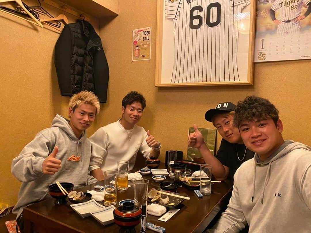 山岡泰輔さんのインスタグラム写真 - (山岡泰輔Instagram)「⁣ ⁣ 自主トレもあと1日になりました😆⁣ 例年よりもいい球がいってる気がします！！⁣ ⁣ 先日オリックスのメンバーと⁣ 寿司食べに行きました😊👌⁣ 一貫っていう寿司屋なので⁣ 是非行ってみてください🙆‍♂️⁣ ⁣ それと、このパーカーは 僕が会いたかった⁣ @kouki19911006 さんの  @arend_official のパーカーです😆⁣ 生地が良くてデザインもシンプルで 1枚でいけるくらいのあったかさです🤭 ⁣ @kouki19911006 さんもかっこいいので 是非見てください笑笑🤣🤣⁣ ⁣ #orixbuffaloes #自主トレ #寿司 #一貫 #arend #明日でラスト #頑張ります」1月24日 10時00分 - yamaokataisuke__official