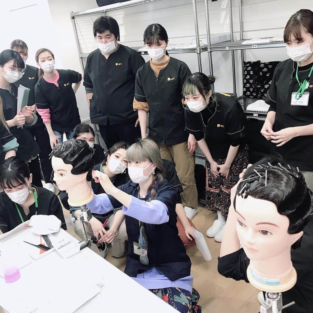 東京ビューティーアート専門学校さんのインスタグラム写真 - (東京ビューティーアート専門学校Instagram)「. 美容科、ヘアメイク科は来週に迫った国家試験に向けて集中授業中です🙌 . ひとりひとりが今までの練習の成果を出す最大の場！！ . 先生たちの指導もいつもより気合い入ってます✨ . 学校中の先生たちも応援しているよ🤣 頑張れみんなー！！ .  もっと東京B×artを知りたい人は ☟☟☟☟☟☟こちら☟☟☟☟☟☟ @tokyo_beauty_art_college . #東京ビューティーアート #オープンキャンパス #美容師 #ヘアメイク #エステ #メイク #ネイル #モデル #アイリスト #マツエク #美容学校 #トータルビューティー #JNA #認定校 #ヘアアレンジ #かわいい #おしゃれ  #ヘアスタイル #ビューティー #アート #コーディネート #おしゃれ好きと繋がりたい #美容好きな人と繋がりたい #国家試験 #実技試験 #オールウェーブ #カット」1月24日 10時01分 - tokyo_beauty_art_college