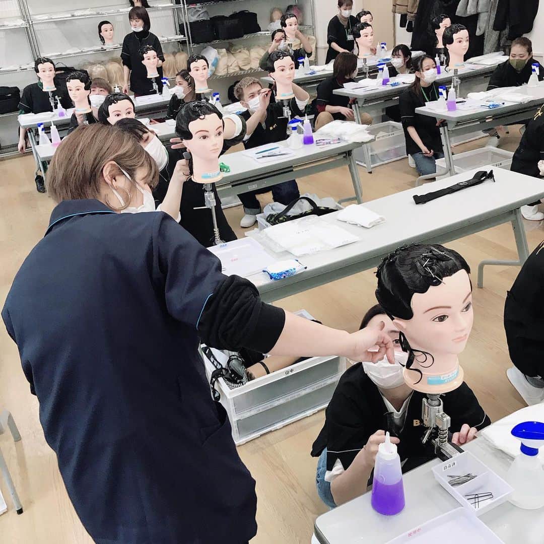 東京ビューティーアート専門学校さんのインスタグラム写真 - (東京ビューティーアート専門学校Instagram)「. 美容科、ヘアメイク科は来週に迫った国家試験に向けて集中授業中です🙌 . ひとりひとりが今までの練習の成果を出す最大の場！！ . 先生たちの指導もいつもより気合い入ってます✨ . 学校中の先生たちも応援しているよ🤣 頑張れみんなー！！ .  もっと東京B×artを知りたい人は ☟☟☟☟☟☟こちら☟☟☟☟☟☟ @tokyo_beauty_art_college . #東京ビューティーアート #オープンキャンパス #美容師 #ヘアメイク #エステ #メイク #ネイル #モデル #アイリスト #マツエク #美容学校 #トータルビューティー #JNA #認定校 #ヘアアレンジ #かわいい #おしゃれ  #ヘアスタイル #ビューティー #アート #コーディネート #おしゃれ好きと繋がりたい #美容好きな人と繋がりたい #国家試験 #実技試験 #オールウェーブ #カット」1月24日 10時01分 - tokyo_beauty_art_college