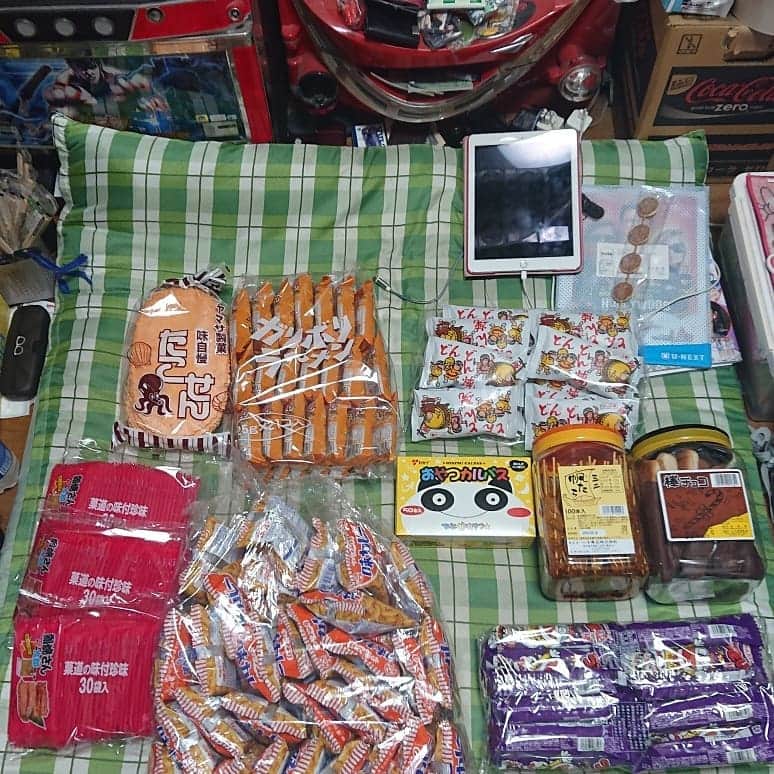 空条承太郎のインスタグラム：「駄菓子屋に行ってきました😄閉店間際だったのでとりあえず目についた物だけ買って着ました😆皆さん懐かしいのありましたか？😊」