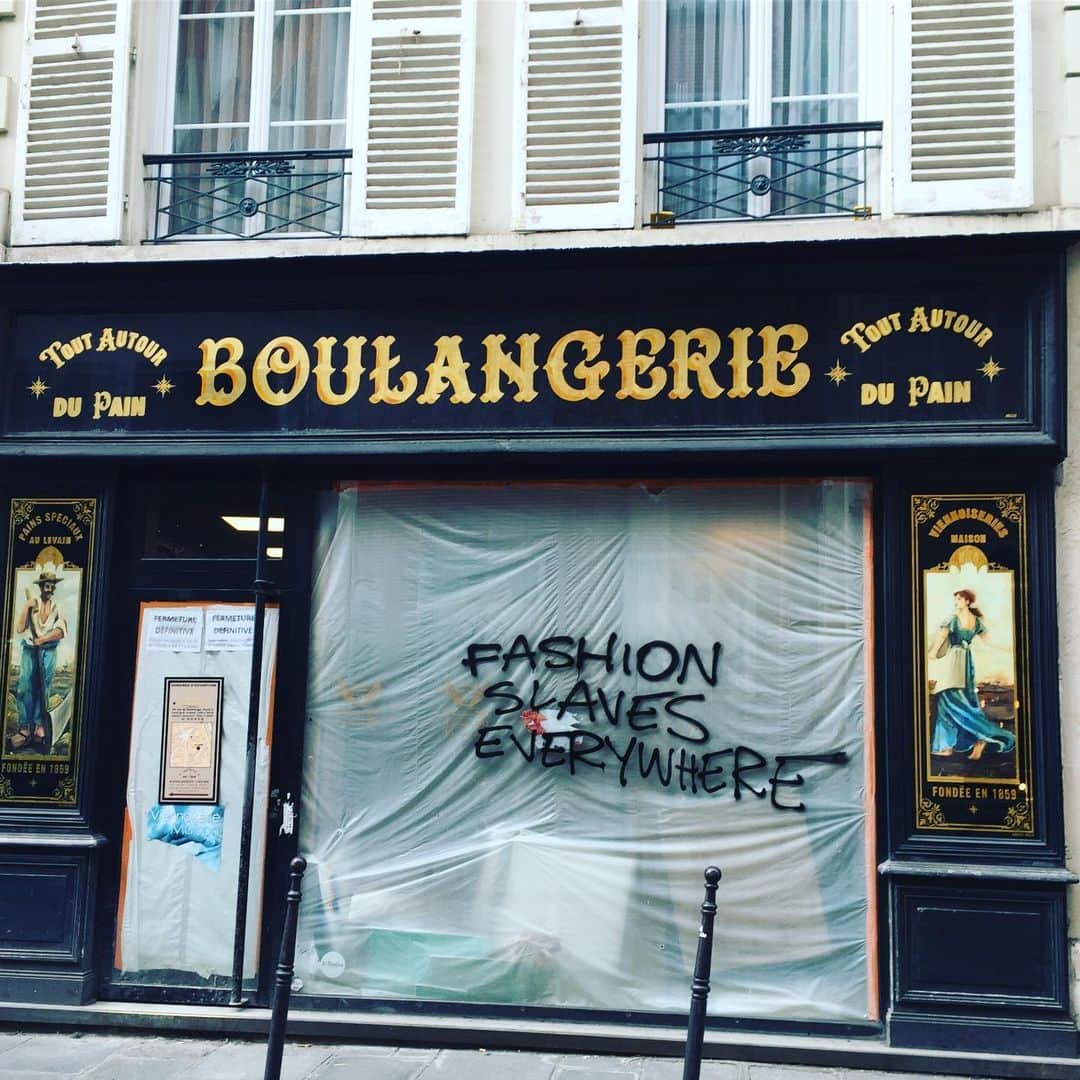 のインスタグラム：「#paris #street #boulangerie #art #parisstreet #graffiti #scribble #streetart #parislife #fashion #落書き #ストリートアート #グラフィティ #パリ #パリ散歩 #パリところどころ #パリ生活 #海外生活 #ストリート #ファッション #パリ風景 #アート」
