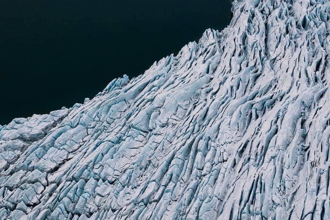 National Geographic Travelさんのインスタグラム写真 - (National Geographic TravelInstagram)「Photo by Matthew Borowick @mborowick | The last stage of a glacier’s life is called calving, which is when chunks of ice fall off or dismantle from the glacier body itself. After this moment, these pieces transition into icebergs on their way into the sea. Breiðamerkurjökull, a glacier in southern Iceland, is an outlet glacier commonly referred to as a tongue of the much larger Vatnajökull. These pieces can range in size from as small as a few feet in length to well over hundreds of feet high. To have a better sense of scale, this picture was taken from around 1,200 feet (365 meters). Please follow @mborowick for more images like these. #iceland #jokulsarlon #glacier #nature #explore」1月24日 10時09分 - natgeotravel