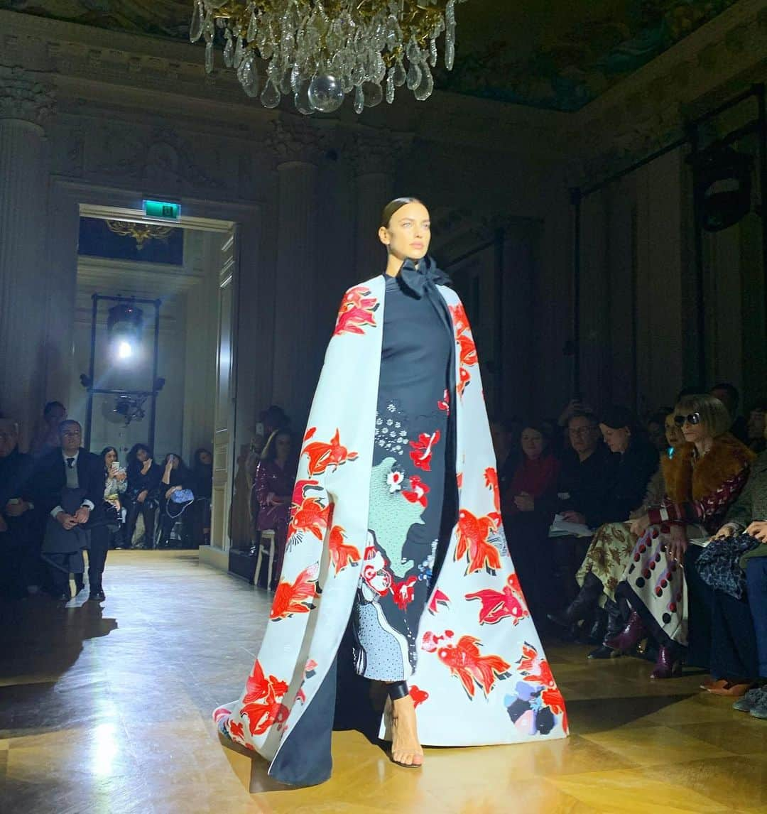 サラ・ラファティさんのインスタグラム写真 - (サラ・ラファティInstagram)「Thank you for having me @maisonvalentino. Witnessing @pppiccioli’s dream is pure magic. #valentino #hautcouture #paris」1月24日 10時10分 - iamsarahgrafferty