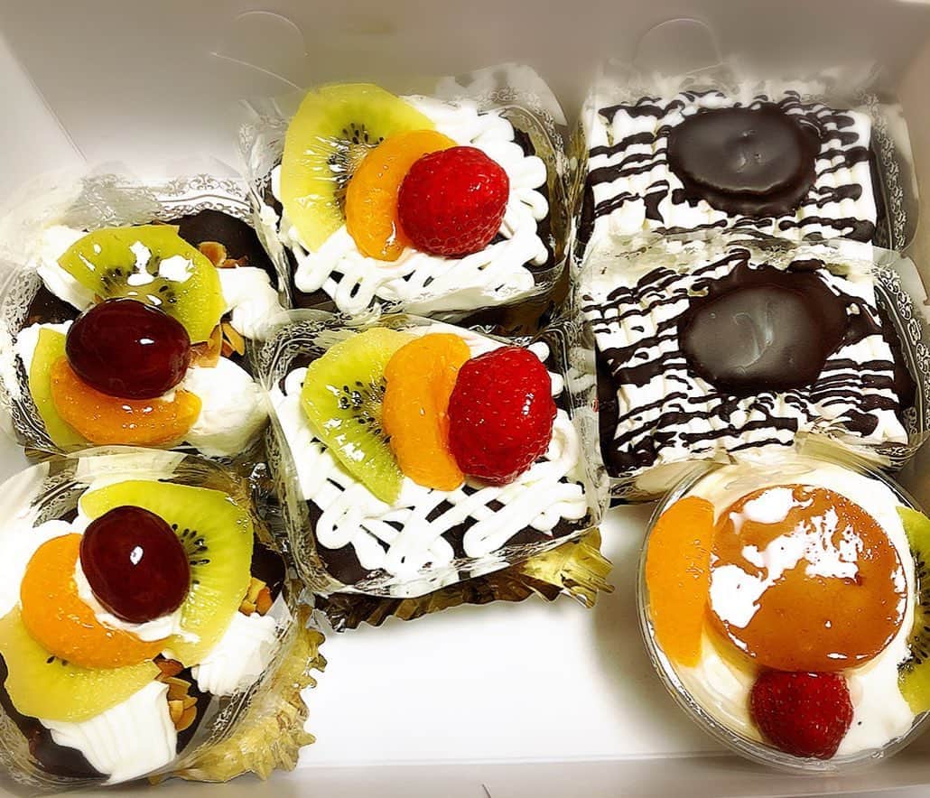 のインスタグラム：「.﻿ 【琴平 코토히라】﻿ 琴平にある小さなケーキ屋さん﻿ お菓子のロック 🍰✨﻿ ﻿ 昔からある﻿ 好きなケーキ屋さん。﻿ ﻿ すごく懐かしい手作り感のあるケーキは﻿ もうここしか食べられないんじゃないかな🤔💓﻿ ﻿ １個100円台と破格のお値段！！！﻿ ﻿ ここのバナナロールが﻿ 私のお気に入り🍌🍫💕﻿ ﻿ ♡﻿ #お菓子のロック #ロック #琴平 #香川 #日本 #琴平ケーキ屋 #琴平グルメ #香川ケーキ屋 #香川グルメ #ケーキ屋さん #昔懐かしのケーキ #오카시노롯쿠 #코토히라 #카가와 #일본  #먹스타그램 #토기모치」