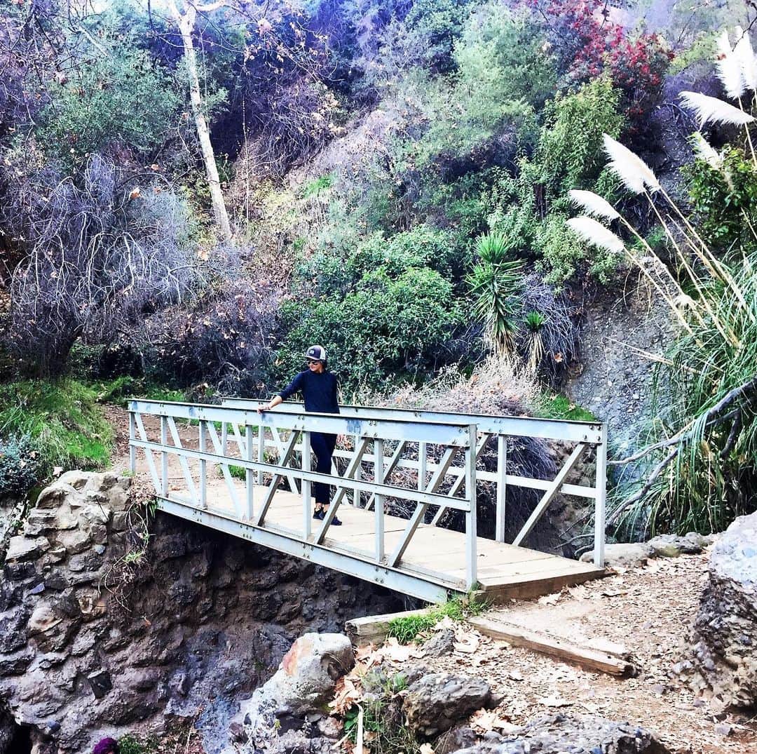 シャーニ・ヴィンソンのインスタグラム：「“Don’t cross the bridge before you come to it” ~ #proverb #naturewalk #topanga #canyon #malibu #mountains #hiking #temescal #trail #waterfall #bridge #nature」