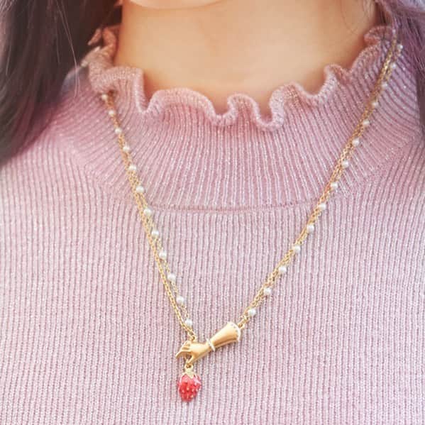 のインスタグラム：「Beautiful art piece is wearable in necklace. How feeling rich everyday✨  Have a very berry good day 😘🍓 ================== ＜Q-pot. SHOP LIST＞ - Flagship store & cafe  @ Harajuku/Omotesando - Takashimaya @ Shinjuku - Solamachi @ Tokyo Skytree st. - Takashimaya @ Osaka - Lucua @ Osaka - INTERNATIONAL ONLINE  @ Shipping to overseas✈️ Always welcome you♡ ================== #qpot #qpotcafe #ootd #artjewelry #haveaniceday」