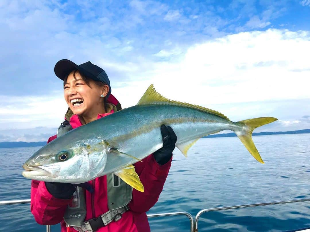 福島和可菜さんのインスタグラム写真 - (福島和可菜Instagram)「こりゃ雪も積もらないわ…❄️ ってぐらいあったかい😳‼️ 本当に今日は真冬の1月なんだべか… 雪が必要な場所（雪まつりや冬まつり、ゲレンデなど）はこれじゃ、困りますよね🥺  嬉しいオンエアのお知らせです㊗️ 1月30日（木） 夜10時～放送 BS TBS 釣り百景  に出演させていただきます🎊  ソルトウォーターゲームで真冬の玄界灘をまるごと楽しむ！ です✨ トップウォーターと、今話題の…電動ジギングです👍大興奮の連続‼️‼️‼️ ぜひご覧下さいませ🥳  #潮がなかなか動かなかったけど #ドラマが起きたぜ #BS #TBS #釣り百景 #トップウォーターゲーム #電動 #ジギング #松岡豪之 さん #IZANAGI #田中宏昭 さん #ありがとうございました #楽し過ぎた #玄界灘 #ヒラマサ #ブリ #キャスティング #釣り #love #fishing #感謝 #fish #sea #ocean #SHIMANO #active #ambassador #‪🎣‬ #🐟 #❤」1月24日 10時45分 - fukushimawakana