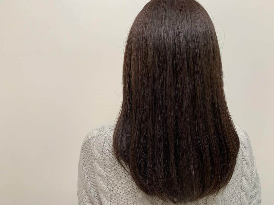 内木志のインスタグラム：「珍しい後ろ姿！ 髪の毛綺麗にしてもらいました❣️ もうすぐ舞台！ KAGEKI 黒蜥蜴 観に来てくれますか？🦎💕」