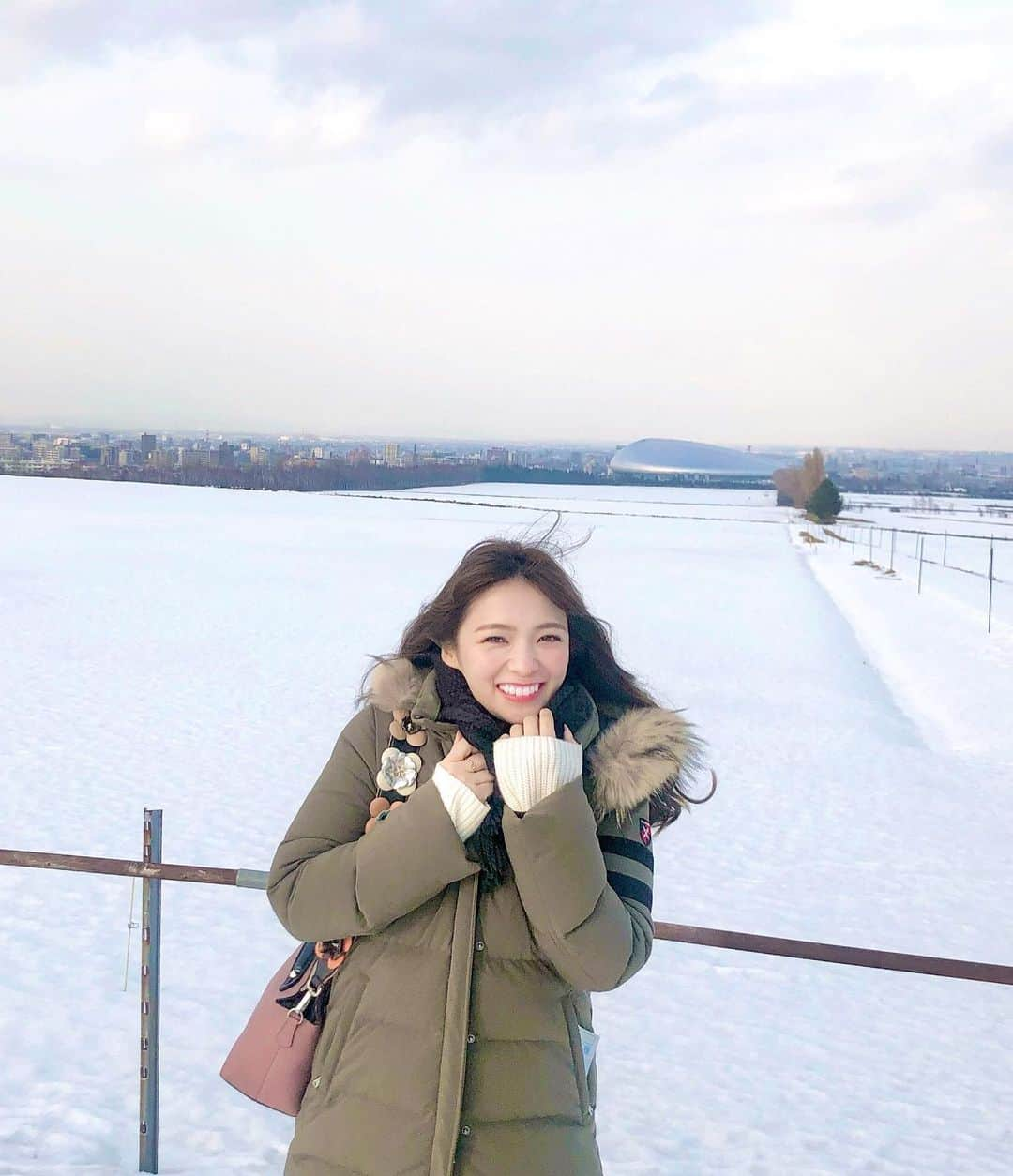 岩根沙恵子?さえみるさんのインスタグラム写真 - (岩根沙恵子?さえみるInstagram)「⛄️一面雪！ 雪だるまつくりたい🥺🥺🥺 . 動物園のあと結構曇ってきちゃったし、風が強かったあああ⛄️🍃 . 冬以外は、このあたりにはひつじさんがたくさんいるんだって🥺❤️ また暖かい季節に行きたい••• お部屋を覗いたらひつじさんがたくさんいて、触りたすぎました❤️🐏 . ［Boys be ambitious］とは写真撮ったけど恥ずかしいから載せません😏 . #北海道旅行 #北海道旅 #北海道観光 #北海道 #hokkaidotrip #hokkaido #スキー女子 #雪好き #雪コーデ #冬コーデ #札幌観光 #ダウンコーデ #旅行コーデ #ファーコートコーデ #ニットコーディネート #maruyamazoo #北海道好き #スキー女子 #ラブレス #雪国 #雪国コーデ #スキー女子 #一面雪 #雪景色❄️ #雪景色 #一面雪景色 #羊ヶ丘展望台 #羊ヶ丘 #ひつじがおか展望台 #boysbeambitious #ゆきんこ #雪国生まれ」1月24日 21時37分 - saemiltiii