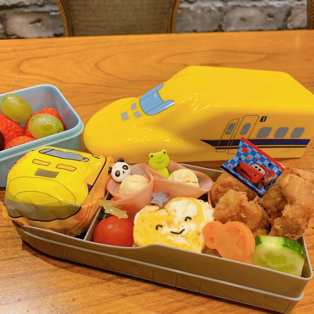 愛内里菜のインスタグラム：「先日息子が遠足で﻿ 普段幼稚園では給食なので﻿ こんな日にしか作らないお弁当シリーズ🥰﻿ ﻿ 空っぽになってるか﻿ いつも開けるの﻿ なんかちょっとドキドキ🤭﻿ ﻿ ケガもなく帰ってきてくれて﻿ ママ一安心🤗﻿ ﻿ ﻿ ✨活動20周年記念✨﻿ YouTube開始！チャンネル登録よろしくね😆﻿ 愛内里菜は「R」であ〜るチャンネル﻿ 「歌ってみた」﻿ https://youtu.be/N97mieWf2eg﻿ ﻿ 「解説編」﻿ https://youtu.be/v1RW058Oubs﻿ ﻿ ﻿ TikTokも開始！フォローよろしくね😆﻿ R_愛内里菜﻿ https://www.tiktok.com/@r_aiuchirina_official﻿ ﻿ ﻿#幼稚園お弁当 #ドクターイエロー #ドクターイエロー弁当　お弁当箱は新大阪のお弁当コーナーでゲット！ #歌ってみた﻿ #Cover﻿ #弾いてみた﻿ #カラオケ﻿ #ライブ﻿ #愛内里菜 改め#R として #歌手 再始動﻿ #垣内りか #垣内倶楽部 #バンド #バンド名 ﻿ #ライブハウス #ライブ #一体化 #絆 #盛り上がりたい #会いたい﻿ #感謝 #リスタート #アニバーサリー#20周年﻿ #YouTube﻿ #ユーチューバー#TikTok﻿ @kentaroishii1981﻿」