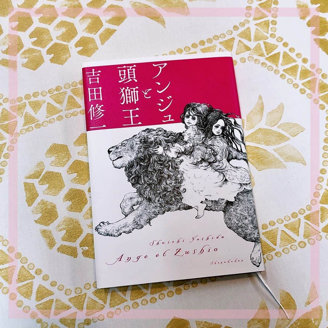 VOGUE GIRL JAPANさんのインスタグラム写真 - (VOGUE GIRL JAPANInstagram)「【本日のご褒美】エディターが読んで面白かった1冊をシェア✨古典の名作『山椒大夫』を現代に蘇らせた『アンジュと頭獅王』。千年の時空を越える大冒険を描いた本作は、今の時代にこそ必要な慈悲の心の尊さを教えてくれます。 #本日のご褒美 #金曜日はカルチャーの日 #culturefriday #todayslittlehappiness #VOGUEGIRLエディターのお気に入り #アンジェと頭獅王 #吉田修一」1月24日 20時17分 - voguegirljapan