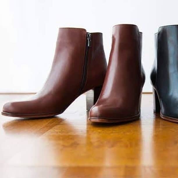 Factelier(ファクトリエ)さんのインスタグラム写真 - (Factelier(ファクトリエ)Instagram)「【見えない部分こそ重要！3代目が見据えるとっておきの革靴づくり】 上品な佇まいと履いた瞬間に分かる極上の履き心地で圧倒的な人気を誇る大阪の婦人靴工場『インターナショナルシューズ』。 . 3代目の上田さんはこうおっしゃいます 「全体重を支える靴だからこそ、手を抜いたものづくりはできない。見た目は同じでも目に見えない部分にどれだけコストと責任が詰まっているか、それが靴づくりについて大切だと感じます」 . 例えば、より良い履き心地を実現するために、現代の日本人女性に合わせた独自の木型開発を行っています。 足幅にはゆとりをもたせ、かかと周りを小さ目にすることで、すっきり見えるのに窮屈さを感じなくてすみます。  さらにかかとの芯材には、時間・コストが通常のものより3倍以上かかる「レザーカウンター」を使っているところ。 革を芯材に使うメリットは靴が踵にやさしく沿い、美しいシルエットが生まれること。そしてなにより履けば履くほど足に馴染むことです。 ですから履き始めでも、靴ズレが起きにくいのです。  これ以外にも語りきれないほどのこだわりがたくさんあります。  そんな熱い想いのインターナショナルシューズさんとの革靴もショートブーツから始まり、今ではビットローファー、ペニーローファー、そしてお客様のお声も取り入れながら開発したポインティッドパンプスまでたくさんの靴が揃うようになりました。  現在店頭ではレザーを選んでオリジナルシューズを作ることもできます。 自分で色を選んで自分だけの1足を作ってもらいたい！という方は是非店舗まで。 「おしゃれは足元から」という言葉の通り、お気に入りのレザーで作る最高の履き心地一足は、心も足取りも軽やかになりそうです。  #靴職人 #パンプス #オーダーシューズ #レザーブーツ #ローファー #レザーシューズ #レディースシューズ #インターナショナルシューズ #Factelier #ファクトリエ #語れるもので日々を豊かに #つくり手とつかい手をつなぐ #madeinjapan #メイドインジャパン #factory #工場 #craftmanship #クラフトマンシップ #日本製 #ものづくり #こだわり #fashion #ファッション #japan #上質な暮らし  #丁寧な暮らし #ミニマルライフ #シンプルライフ #シックな暮らし」1月24日 20時15分 - factelier