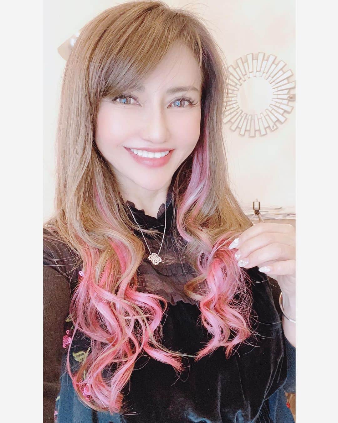 selfieneのインスタグラム：「#バンコク で見かけた女の子の﻿ #ピンクヘアー が#可愛くて ﻿ #エクステ 付けてみたよ﻿ ・﻿ #イメチェン すると﻿ #気分が上がる ね✨﻿ #似合ってるかな ⁉️笑笑﻿ ・﻿ #投資女子 ﻿ #保険付き投資 ﻿ #katespade﻿ ﻿ ﻿ ⭐️海外での資産構築方法を手に入れたい方は﻿ こちらからLINEに登録してね⭐️﻿ ↓↓↓﻿ @marigram_uu_」