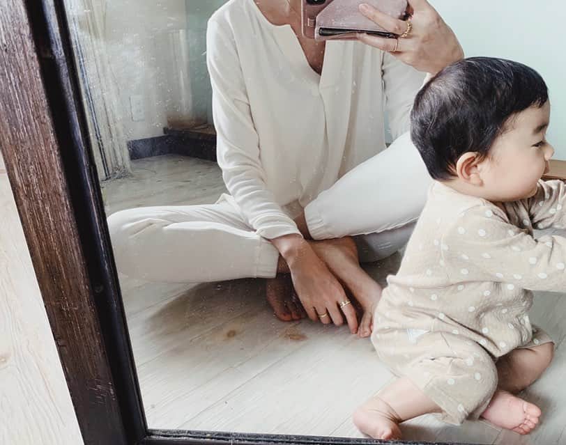 ジュジュのインスタグラム：「最近おススメされてgetした room wear🌿 . サラッサラの上質な着心地🤲 . 誰かに突然見られても大丈夫な カッコイイフォルム🤍 #重要笑 . これを着てるとムスメもスリスリしてくる♡ . お気に入り♫ . ＠wako＿world さんの✍️ . ムチムチのムスメとRelux中パシャ📸笑笑 . #loungewear #relaxbycalmere #weekend #home #ラウンジウェア」