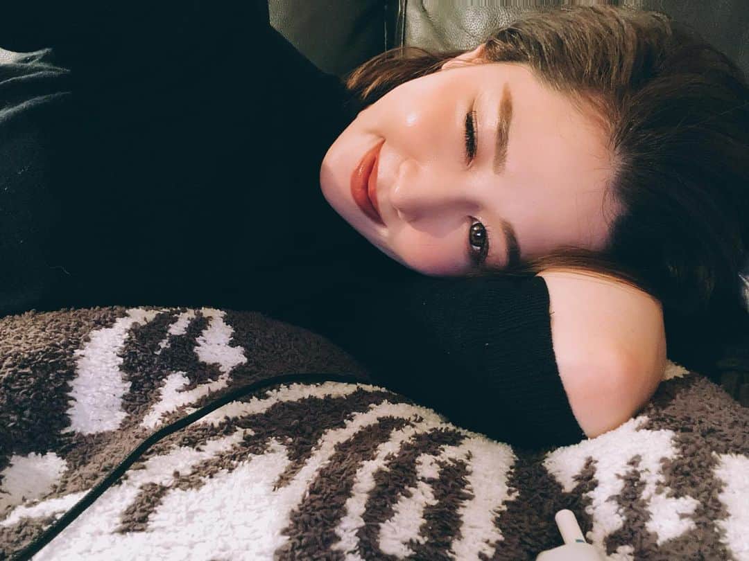 shihoのインスタグラム：「5分だけ〜っておもったのに 起き上がれないでおります🤪 まだ夕食の洗い物が たっぷりのこってるんだなぁ〜笑 . . 朝からバタバタな1日。 けどとてもいい疲れ😌 忙しいときこそ呼吸が浅くならないようにと 心がけております。 . . この間マツエクのリペアに いってきたからおめめパッチリ✔︎ ディープ&シングルのMIXで 150本つけてもらったよ！ thanks♥︎ @salon__ef__official」