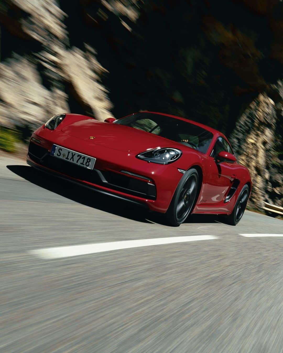 Porscheさんのインスタグラム写真 - (PorscheInstagram)「There‘s no such thing as too much love. That‘s why Porsche GTS takes everything you love about driving and gives you even more. More power. More style. More adrenaline. More… Porsche. ⁣ Porsche GTS. More of what you love. #MoreOfWhatYouLove #GTS #Porsche⁣ __⁣⁣⁣ Combined fuel consumption in accordance with EU 6: Macan GTS: 9,2-8,9 l/100 km; CO2 emissions: 215-210 g/km, 718 GTS models: 9,2 – 8,5 l/100 km 210 – 194 g/km」1月24日 20時23分 - porsche