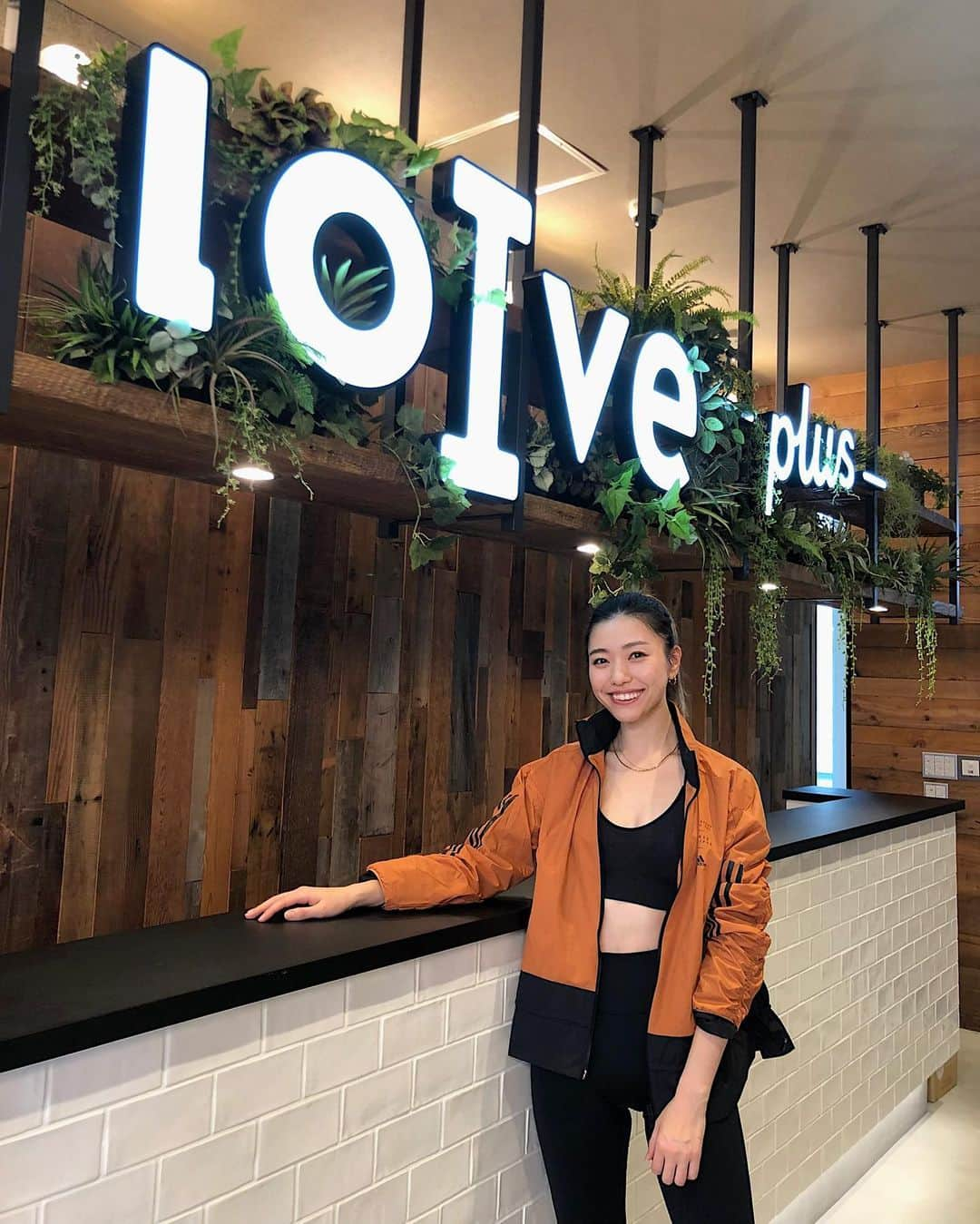 岩崎志保さんのインスタグラム写真 - (岩崎志保Instagram)「@hotyoga_loive 🧘🏼‍♀️ 最近は毎日ピラティスだけど、気分転換がてらこちらでドラムスティックを使って行うBEAT DRUM DIETクラスに参加してきました。ホットヨガのスタジオ内でエクササイズをするので少し動いただけで滝汗…！！ がっつり動きたい人やたくさん汗をかいてスッキリしたいという目的の方にオススメかも😉 . . #loive #beatdrumdiet #ロイブ #ホットヨガロイブ #ビートドラムダイエット #身体が喜ぶカラダ作り」1月24日 20時29分 - shihoiwazaki