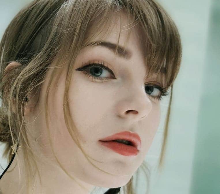 Ella Freyaのインスタグラム：「200K ✨  Thank you guys.. I'm glad so many people find my journey worth of a follow.  I'm now facing health challenges I didn't think I'd have to face. But maybe it puts me in my place. In the end everything is for a reason. So I'll try my best not to fight reality, but work with whatever I do have.  Don't compare yourself guys. I get messages asking how to live a life as amazing as mine. It's all relative. I have blessings and maybe did things people dream of, like living in Japan. But right now I'd give up anything to just be healthy and work out and be active.  Or well.. that's what I tell myself. It's hard to know what is the best environment to be in. And it's hard to know when you should "push through" or have a rest.」