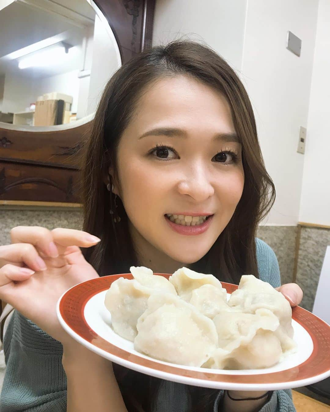 小野口奈々さんのインスタグラム写真 - (小野口奈々Instagram)「・ 中国では春節に餃子を食べるらしい🥟✨ ということで、昨日の中継は 福岡で30年以上愛され続けている名店 「餃子李」からお届けしました😊 皮は厚めでモチモチ、 中身もたっぷり入っていて食べ応えがあるのに あっさりしていてつるっと食べられる✨ 餃子李の水餃子最高でした💕💕 また、春節と餃子の深い関係を知って食べると より味わい深くなりました🙋‍♀️ #どのメニューも美味しそうだったので今度は是非大勢で行って色々頼みたい♡ #春節 #年越し蕎麦ならぬ年越し餃子 #餃子 #餃子李 #ふくサテ中継」1月24日 20時32分 - nana0no