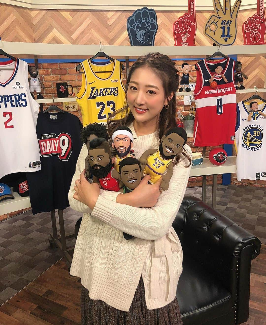 佐々木もよこさんのインスタグラム写真 - (佐々木もよこInstagram)「今夜は‼️﻿ ﻿ DAILY9だよ〜😊🏀💕﻿ ﻿ グローバーさん塚本清彦さんとお届けします！﻿ ﻿ ﻿ 今日はオールスター投票で選ばれた﻿ 10選手が発表されたよ〜🐶❤️❤️﻿ ﻿ わたしの投票したトレイヤングもちゃんと入ってた！！！😆😆🙏✨﻿ ドンチッチとトレイヤングは2年目で選ばれるなんてすごいよね〜‼️🥺✨﻿ ﻿ ﻿ 馬場雄大選手情報、試合のハイライト、深堀り解説！特集はレジェンドストーリーです🙆‍♀️💕﻿ ﻿ ﻿ 21:00〜配信開始❤️﻿ ﻿ ﻿ 明日もでるよ！チェックしてねー😊😊🍕﻿ ﻿ ﻿ ﻿ ﻿ ﻿ #daily9#nba#fashion#sport#グローバー さん#塚本清彦 さん#バスケ#ファッション」1月24日 20時50分 - moyoko_atom