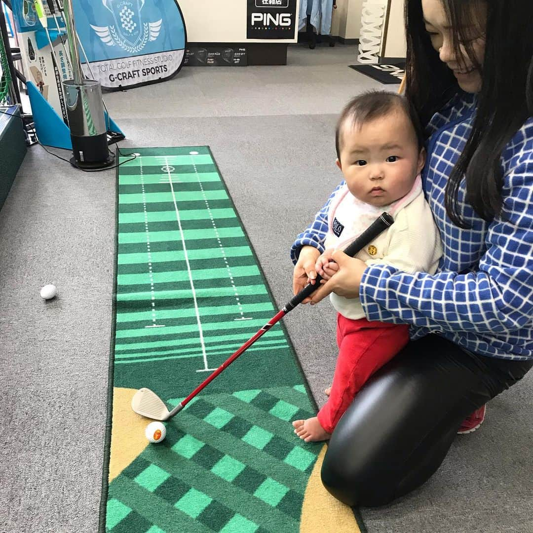 川原由維さんのインスタグラム写真 - (川原由維Instagram)「最年少ゴルファー😍誕生です🤣  若干7ヶ月❣️のベビちゃんゴルファー😍 初体験だったけど、ゴルフクラブとボールに興味持ってくれて泣かずに出来ましたよ👶  ゴルフ… 将来はプロゴルファー？？🤣 夢中になってくれるかな😍  #ゴルフ#ゴルフレッスン#ゴルフスクール＃ベビちゃん#赤ちゃん#最年少#ゴルファー」1月24日 20時50分 - yui5520