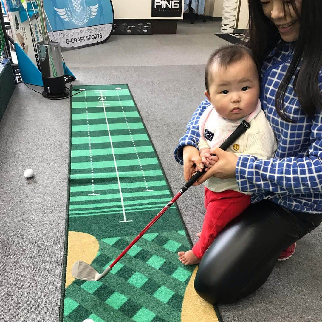 川原由維さんのインスタグラム写真 - (川原由維Instagram)「最年少ゴルファー😍誕生です🤣  若干7ヶ月❣️のベビちゃんゴルファー😍 初体験だったけど、ゴルフクラブとボールに興味持ってくれて泣かずに出来ましたよ👶  ゴルフ… 将来はプロゴルファー？？🤣 夢中になってくれるかな😍  #ゴルフ#ゴルフレッスン#ゴルフスクール＃ベビちゃん#赤ちゃん#最年少#ゴルファー」1月24日 20時50分 - yui5520