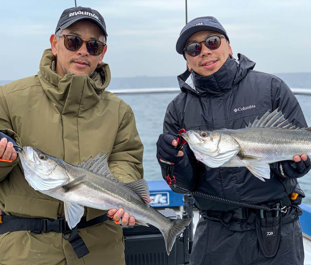 野中泰輔さんのインスタグラム写真 - (野中泰輔Instagram)「撮影にゲストとして呼んでいただいて同行させてもらいました🎣🙏🏽 REVOLUTION こと @chu_z_mayu × マッスルアングラーこと　@panicrew_yohey × 俺 という異色の３人でのボートシーバスゲームは最高に楽しかったです👍🏽ありがとうございました🙏🏽 俺以外の２人は初のシーバスだったみたいでそれに同行出来てそれも良かったです！ この様子はYouTubeで配信されるらしいのでお楽しみに📺 因みに俺は82cm、75cm、74cm、69cm、65cm、、、、計１０本のシーバスと出会う事が出来ました🎣🎣🎣🎣🎣🎣🎣🎣🎣🎣 また行きたい！！！ 誰か行く人は誘って下さいね🙋🏽‍♂️ 趣味も本気😏  #bboytaisuke #東京湾ボートシーバス #icfc #GRANDAGE76M #grandagec80h #dover120f #バグる #ダヴィる #mazikfishing #APIA #ダヴィンチ190 #Columbiajapan #newerajapan #oakleyjapan #daiwa」1月24日 20時50分 - bboy_taisuke