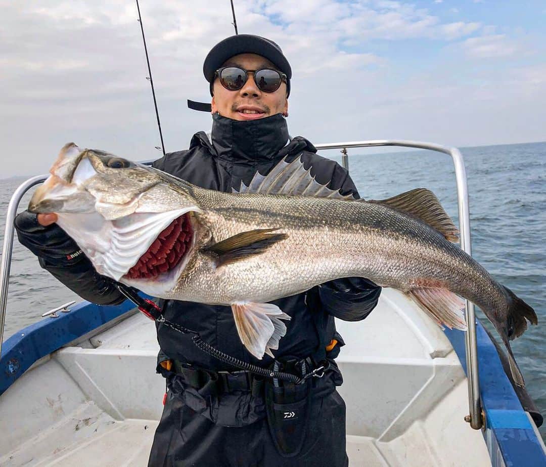 野中泰輔のインスタグラム：「撮影にゲストとして呼んでいただいて同行させてもらいました🎣🙏🏽 REVOLUTION こと @chu_z_mayu × マッスルアングラーこと　@panicrew_yohey × 俺 という異色の３人でのボートシーバスゲームは最高に楽しかったです👍🏽ありがとうございました🙏🏽 俺以外の２人は初のシーバスだったみたいでそれに同行出来てそれも良かったです！ この様子はYouTubeで配信されるらしいのでお楽しみに📺 因みに俺は82cm、75cm、74cm、69cm、65cm、、、、計１０本のシーバスと出会う事が出来ました🎣🎣🎣🎣🎣🎣🎣🎣🎣🎣 また行きたい！！！ 誰か行く人は誘って下さいね🙋🏽‍♂️ 趣味も本気😏  #bboytaisuke #東京湾ボートシーバス #icfc #GRANDAGE76M #grandagec80h #dover120f #バグる #ダヴィる #mazikfishing #APIA #ダヴィンチ190 #Columbiajapan #newerajapan #oakleyjapan #daiwa」