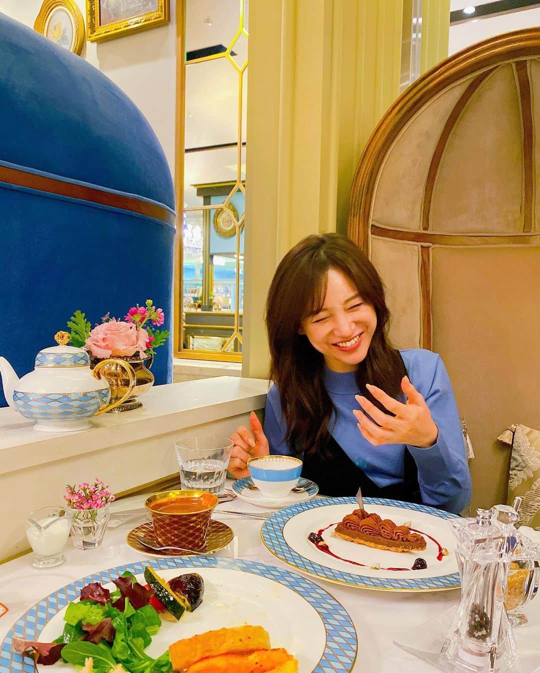 森川侑美さんのインスタグラム写真 - (森川侑美Instagram)「初めて飲んだホットチョコ☕️ ビターな甘さがちょうどよくて美味しかった🍫 とろみがあってまろやかで 勢いよく飲んだら口の中火傷しそうになった🔥🥰💦 . そういえば久しぶりのチョコ🍫 来月のバレンタイン何作ろうかな、、 何年も作ってないので今年は色々作りたい🧁😄😄 . #🍫#hotchocolate#chocolate#cafe」1月24日 20時54分 - yumi.morikawa322